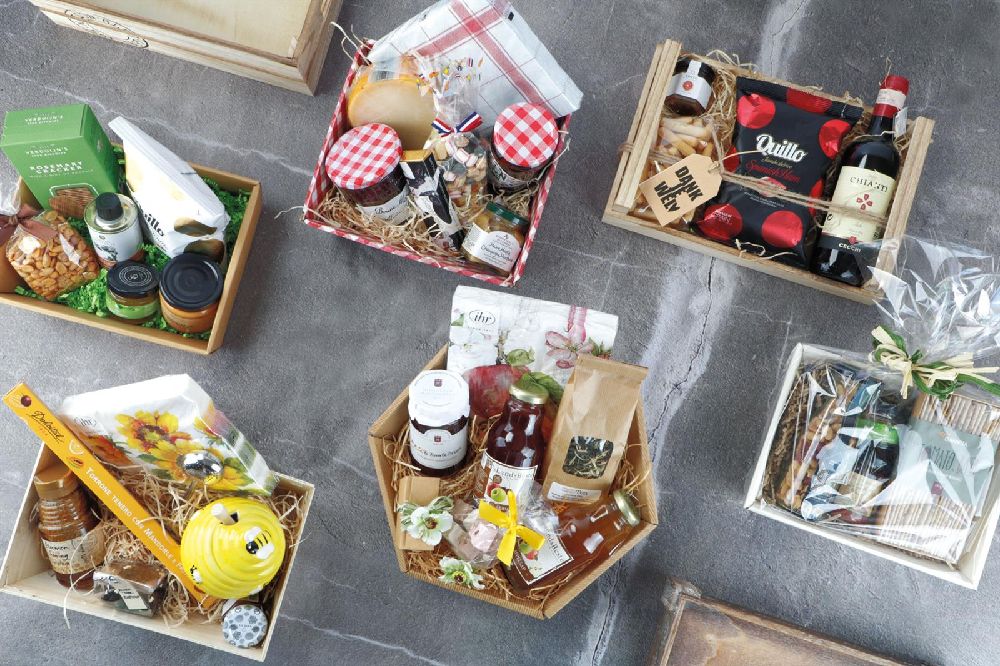 Geschenkpakketten in diverse soorten bakken van hout en karton